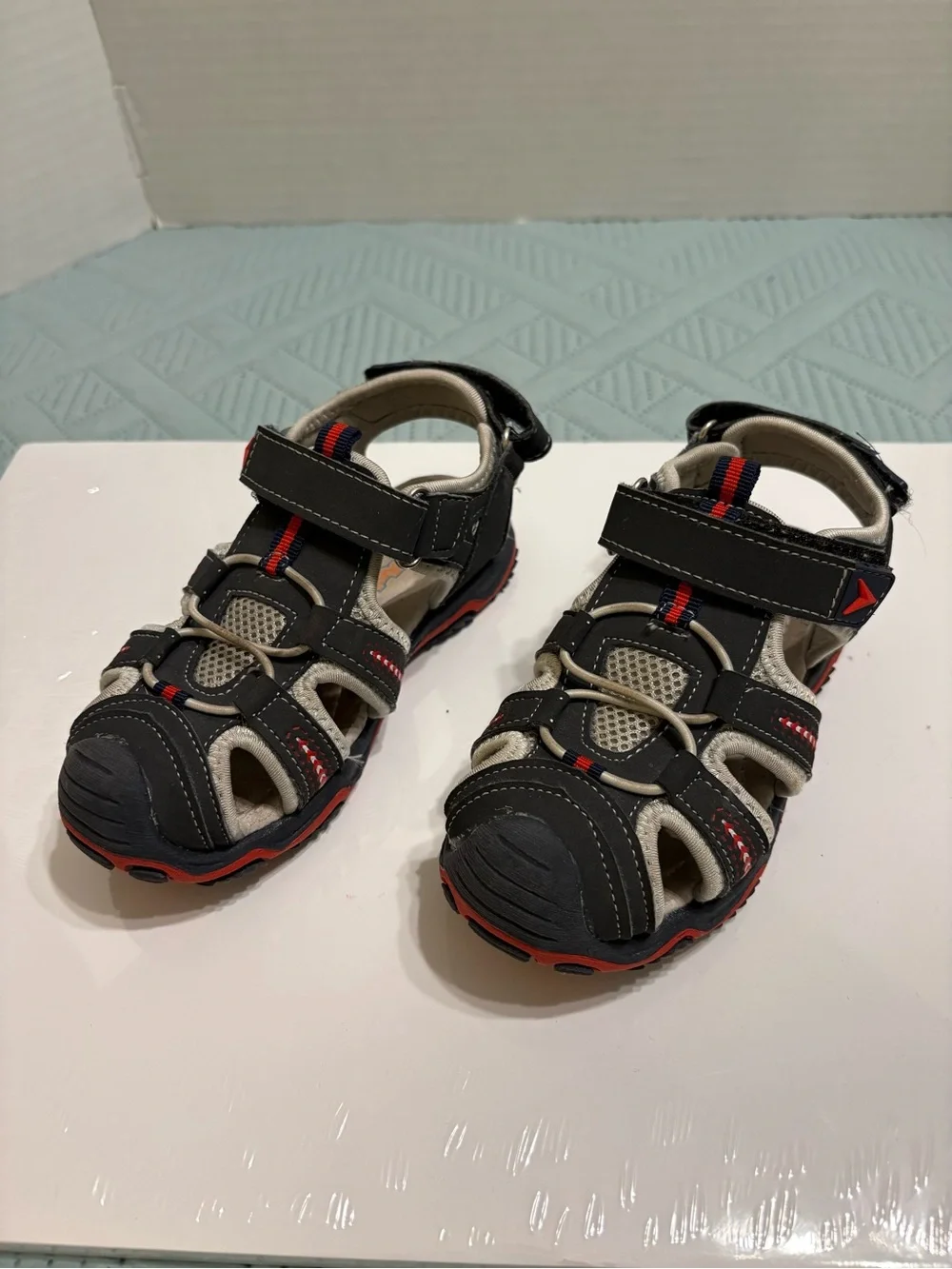 Apakowa Kids Closed Toe Sandals EU Size 28 US Size 11 (Little Kids) Gray/Black